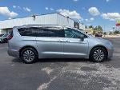 Used 2021 Chrysler Pacifica Touring-L w/ Premium & Safety Sphere Group FWD image 7