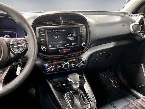 Used 2025 Kia Soul LX w/ LX Technology Package FWD image 10