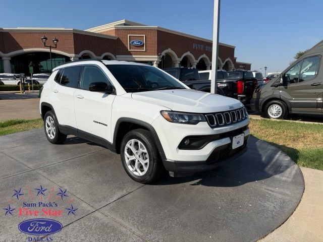 Used 2024 Jeep Compass Latitude AWD/4WD image 1