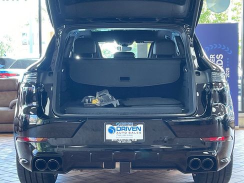 Used 2024 Porsche Cayenne Turbo AWD/4WD image 14