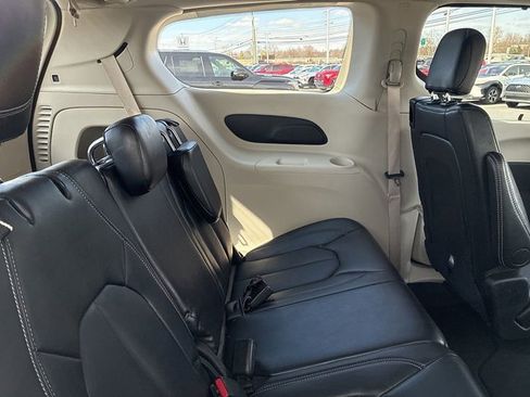 Used 2024 Chrysler Pacifica Touring-L image 23