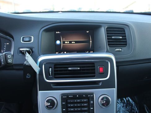 Used 2018 Volvo V60 T5 Cross Country image 27