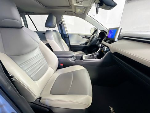 Used 2023 Toyota RAV4 XLE Premium image 31