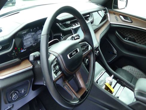 Used 2025 Jeep Grand Cherokee L Summit w/ Advanced Protech Group IV AWD/4WD image 21