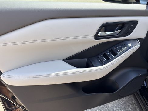 Used 2025 Nissan Rogue SL w/ SL Premium Package image 10