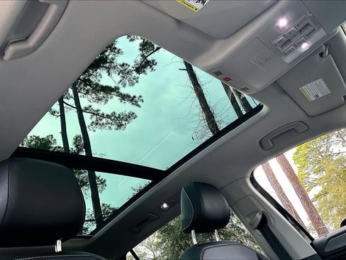 Used 2023 Volkswagen Tiguan SE image 13