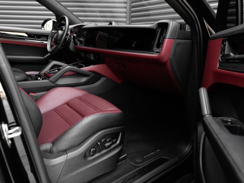 Certified 2025 Porsche Cayenne GTS AWD/4WD image 38