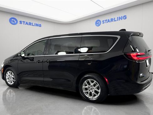 Used 2024 Chrysler Pacifica Touring-L image 4