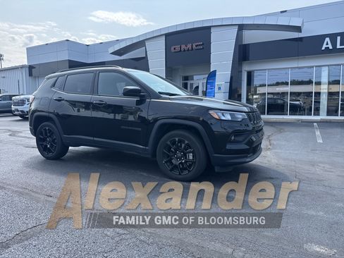 Used 2025 Jeep Compass Latitude w/ Convenience Group AWD/4WD image 1
