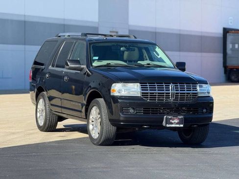 Used 2012 Lincoln Navigator 4WD w/ Monochrome Appearance Pkg image 3