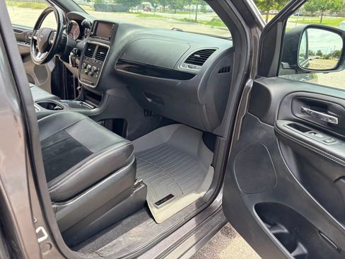 Used 2018 Dodge Grand Caravan SXT w/ Blacktop Package FWD image 22