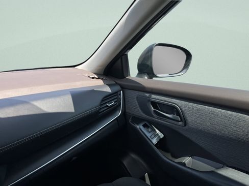 Used 2023 Nissan Rogue S image 29