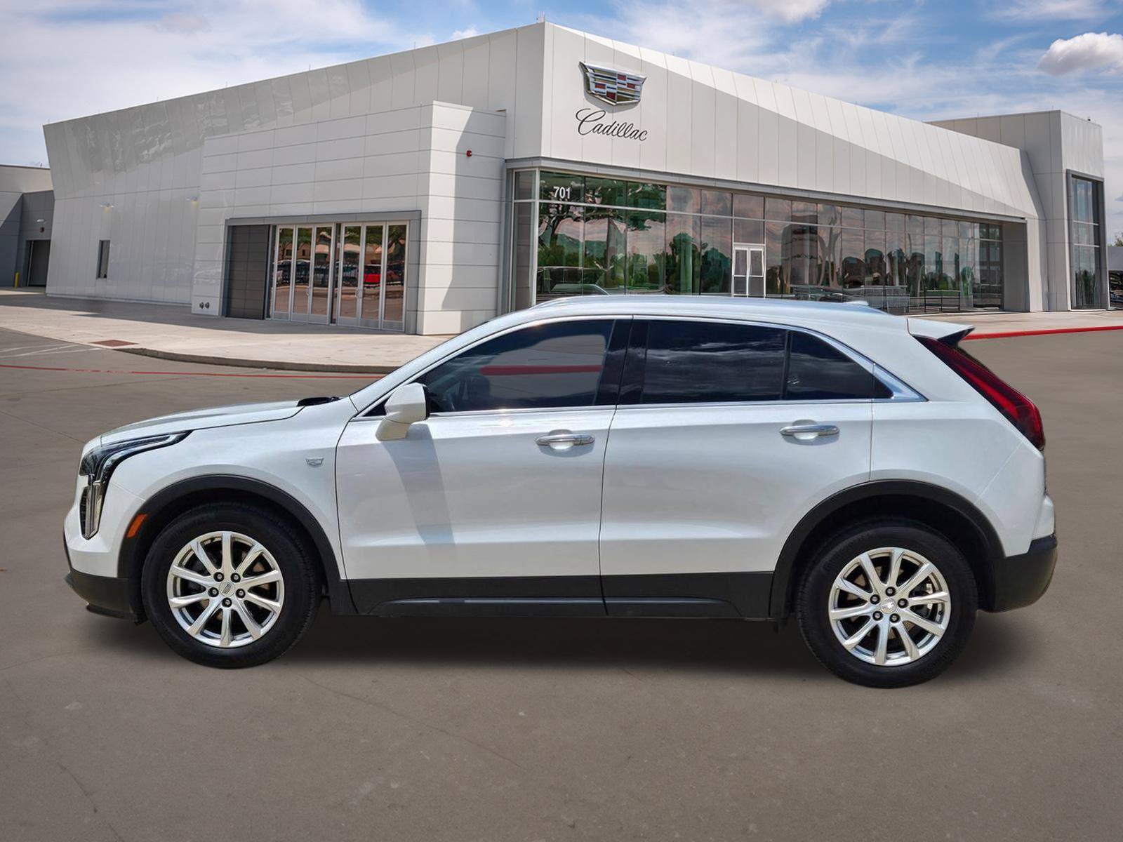 Used 2023 Cadillac XT4 Luxury w/ Cold Weather Package FWD image 3