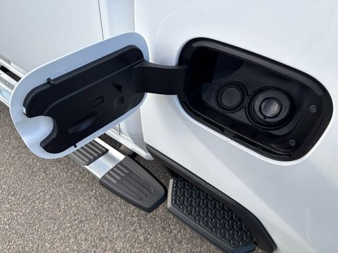 New 2026 GMC Sierra 2500 SLT w/ SLT Premium Package image 10