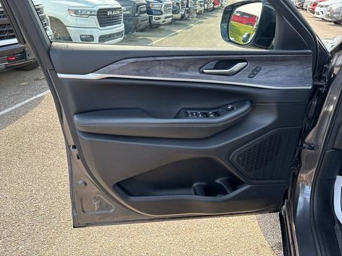 Used 2023 Jeep Grand Cherokee L Limited AWD/4WD image 7