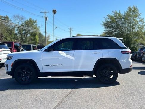 Used 2023 Jeep Grand Cherokee Altitude AWD/4WD image 3