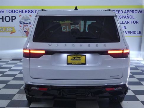Used 2024 Jeep Wagoneer L Series II w/ Flexible Seating Group AWD/4WD image 6