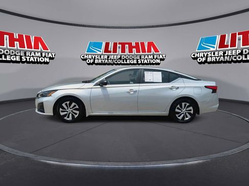 Used 2024 Nissan Altima 2.5 S FWD image 5