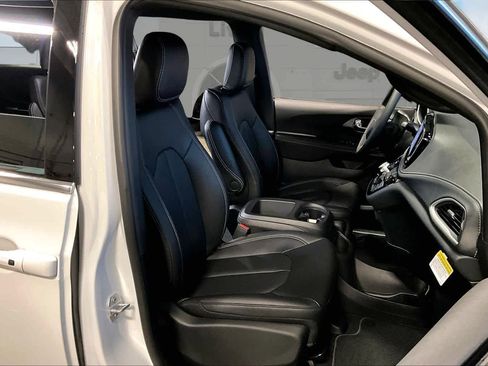 New 2026 Chrysler Pacifica Select image 14