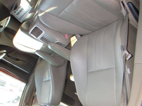 Used 2015 Chrysler Town & Country Touring image 29