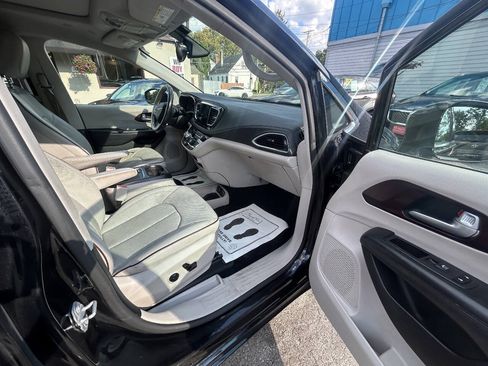 Used 2019 Chrysler Pacifica Limited FWD image 10
