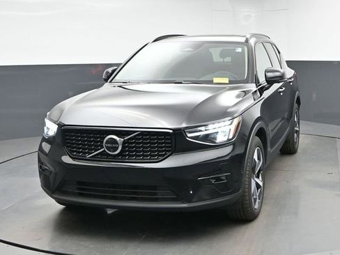 Used 2025 Volvo XC40 B5 Plus AWD/4WD image 3