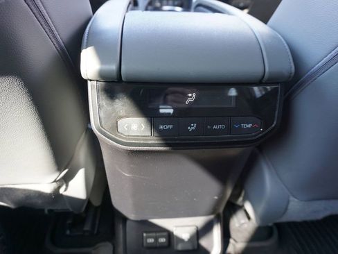 Used 2022 Toyota Highlander Limited image 16