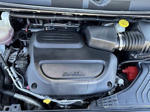 Used 2023 Chrysler Pacifica Touring-L image 18