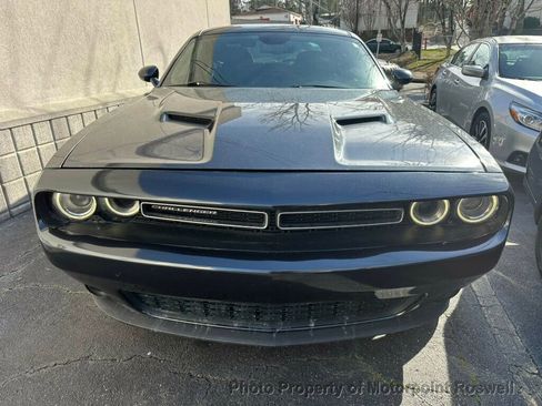 Used 2016 Dodge Challenger SXT image 2