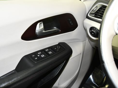 Used 2017 Chrysler Pacifica Limited FWD image 31