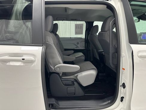 Used 2025 Toyota Sienna LE FWD image 50