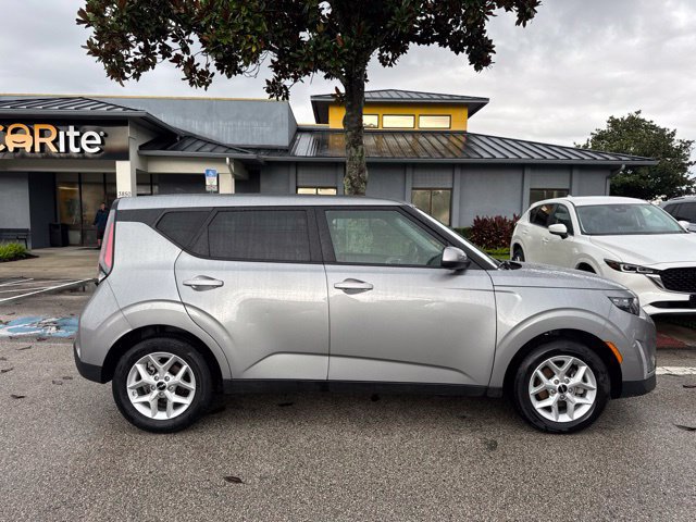 Used 2025 Kia Soul LX w/ LX Technology Package FWD image 8