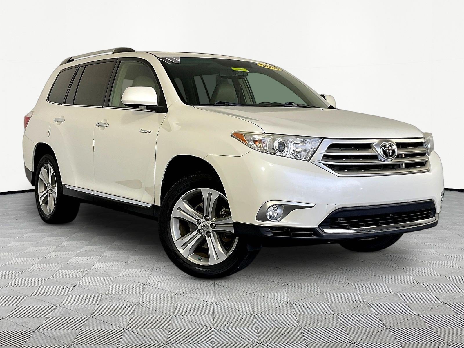 Used 2012 Toyota Highlander Limited w/ Tow Pkg AWD/4WD image 3