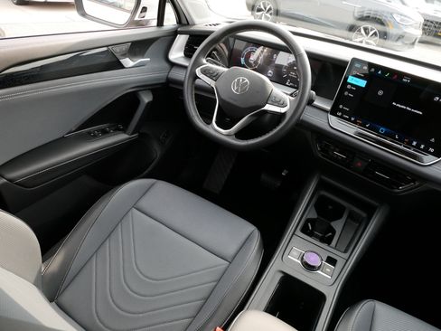 Used 2025 Volkswagen Tiguan SE w/ Panoramic Sunroof Package AWD/4WD image 9