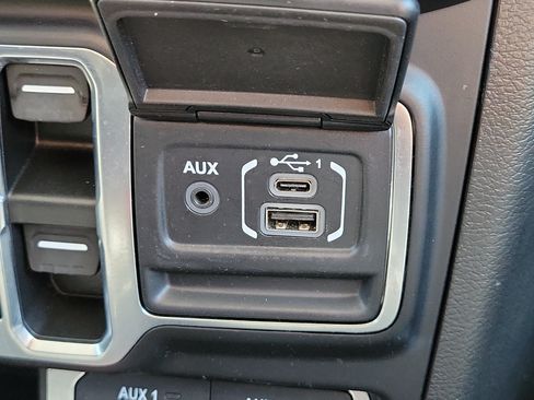 Used 2023 Jeep Wrangler Unlimited Sahara AWD/4WD image 28