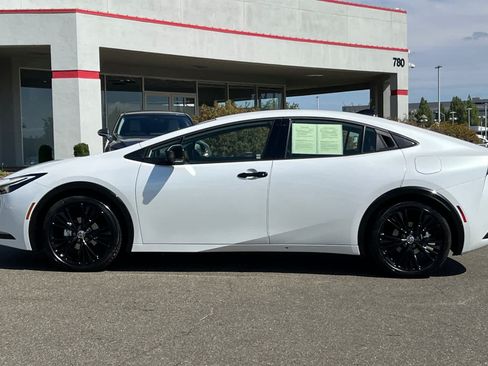 Certified 2026 Toyota Prius FWD image 9