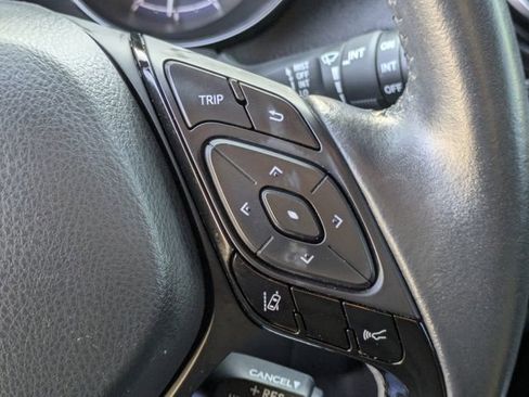 Used 2022 Toyota C-HR XLE image 19