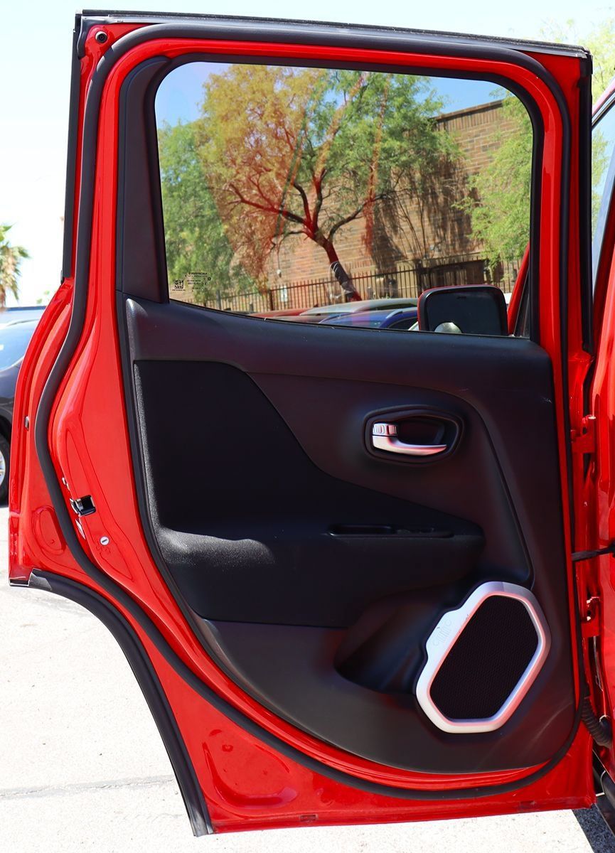 Used 2018 Jeep Renegade Latitude FWD image 29