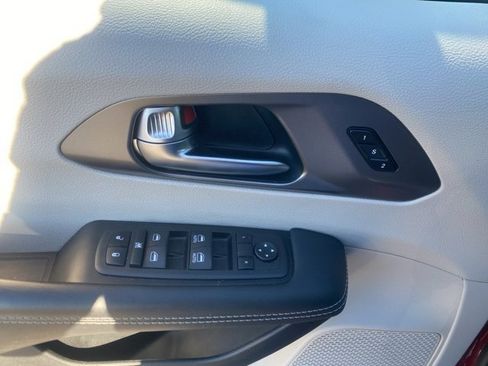 Used 2023 Chrysler Pacifica Touring-L image 12