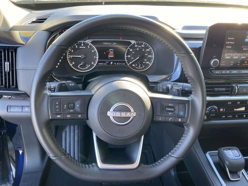 Used 2025 Nissan Pathfinder SV image 19