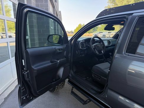 Used 2022 Toyota Tacoma TRD Sport w/ Technology Package AWD/4WD image 19