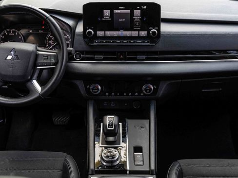 Used 2024 Mitsubishi Outlander AWD image 11