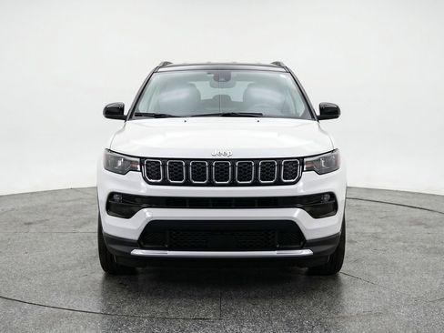 Used 2025 Jeep Compass Limited AWD/4WD image 2