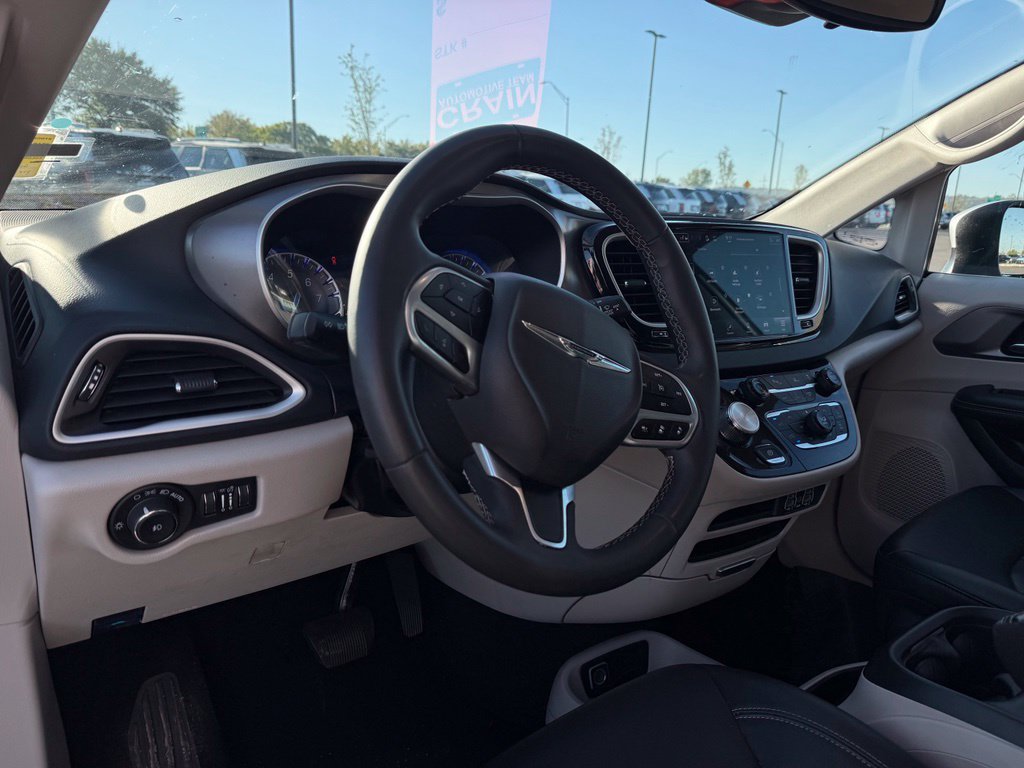 Used 2023 Chrysler Pacifica Touring-L FWD image 11