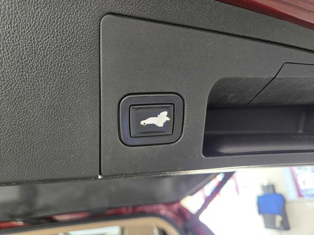 Used 2017 Cadillac XT5 Platinum w/ Driver Assist Package AWD/4WD image 34