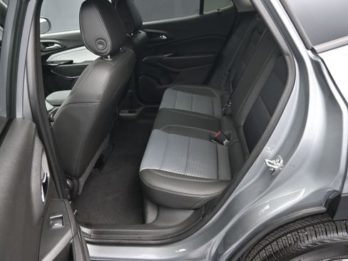 Used 2025 Chevrolet Trax LT w/ Sunroof Package image 26