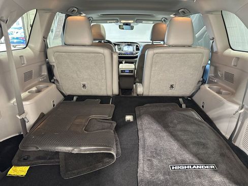 Used 2019 Toyota Highlander XLE AWD/4WD image 18