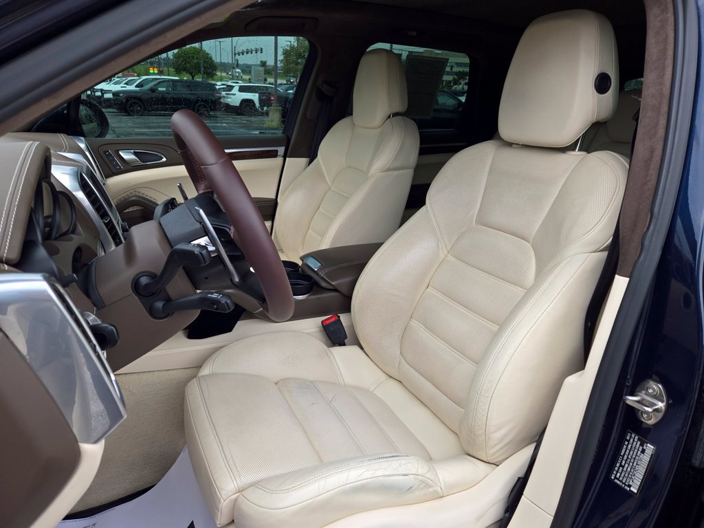 Used 2011 Porsche Cayenne Turbo AWD/4WD image 17