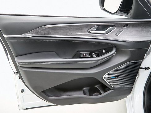 Used 2022 Jeep Grand Cherokee L Overland w/ Advanced Protech Group III image 10