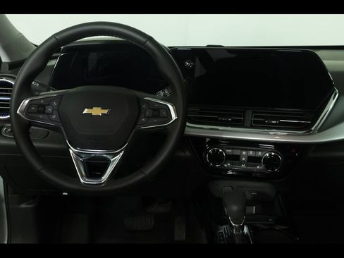 Used 2025 Chevrolet Trax LT w/ Driver Confidence Package FWD image 15